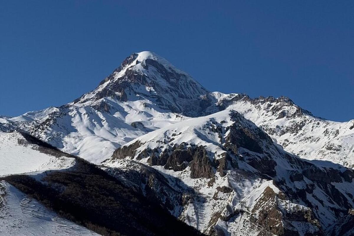 gunung yang dilitupi salji dengan langit biru