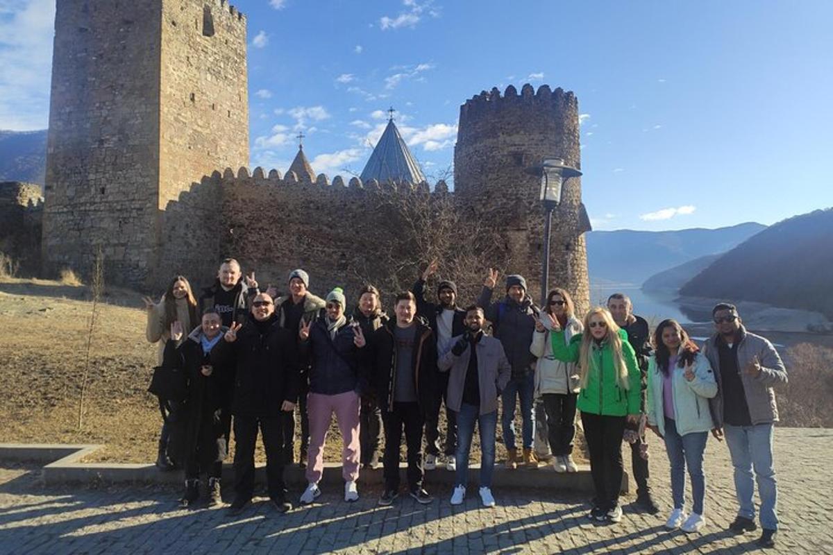 un gruppo di persone in piedi davanti a un castello