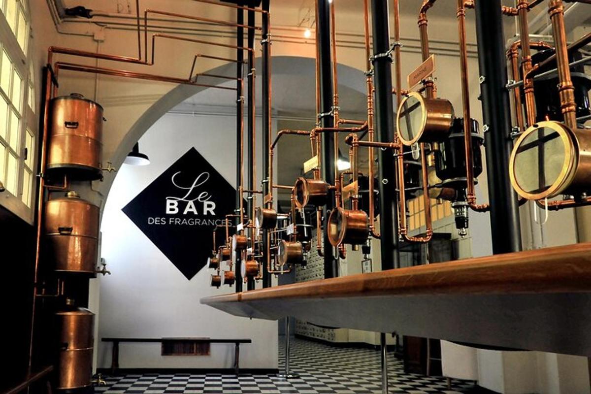 bar með fullt af koparbúnaði í herbergi