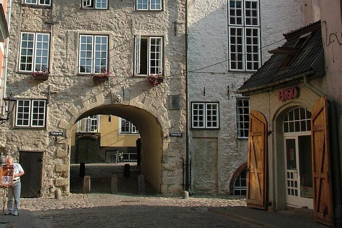 muž stojaci pred kamennou budovou