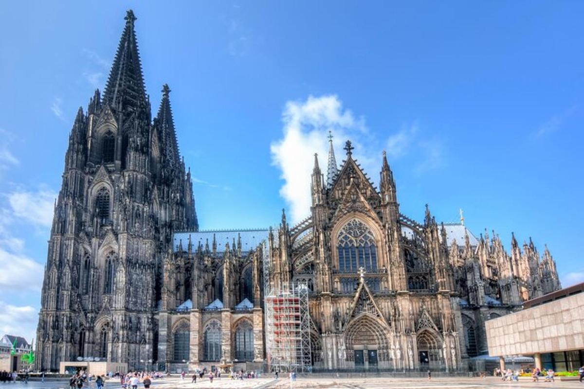 eine große Kathedrale mit einem blauen Himmel dahinter