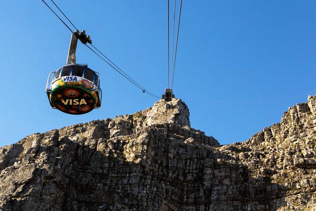 egy gondola egy sziklás hegy előtt