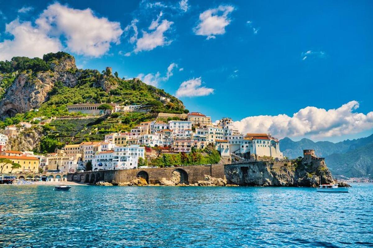 una città su una collina vicino all'acqua
