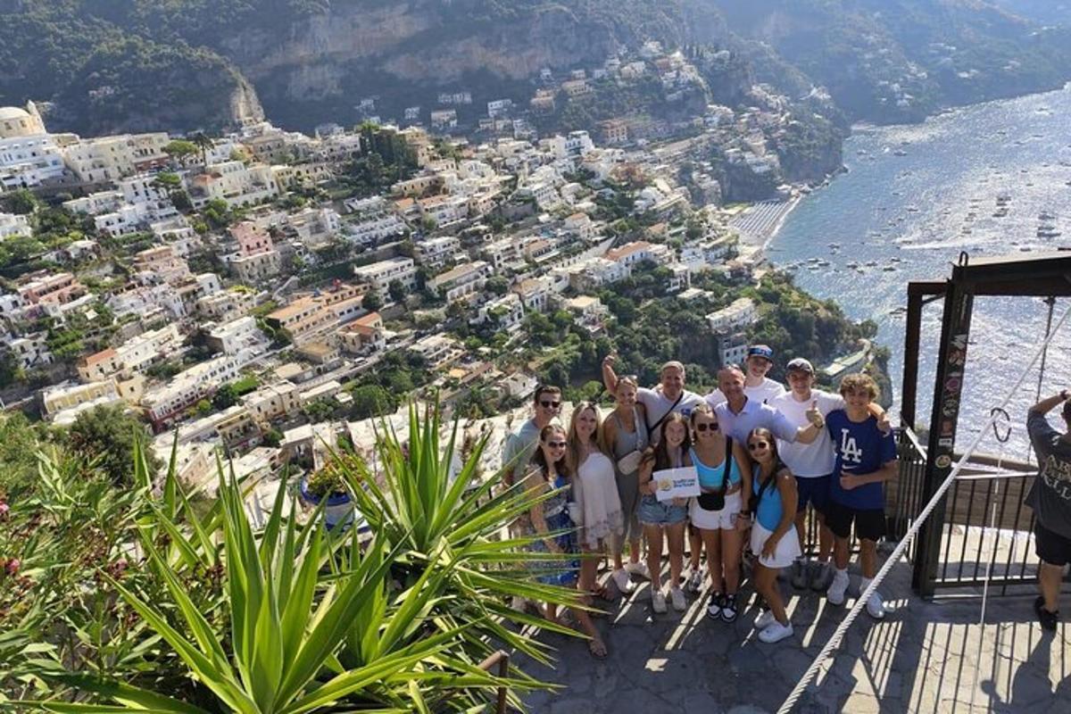 un gruppo di persone in posa per una foto davanti a una città