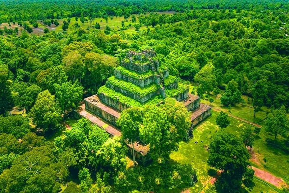 Letecký pohled na budovu uprostřed lesa