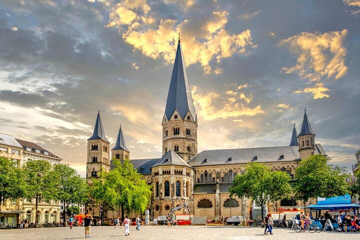 un grande edificio con una chiesa con una torre