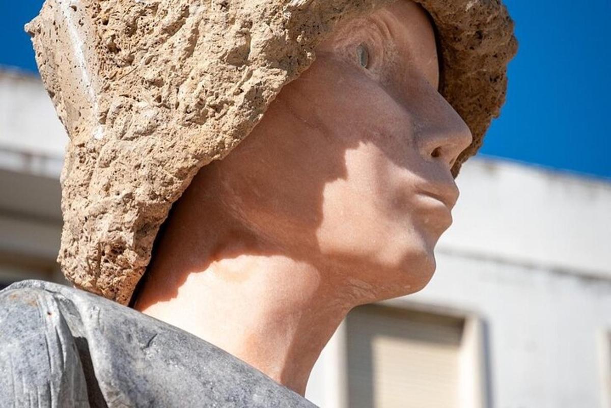 una statua di un uomo con un cappello in testa