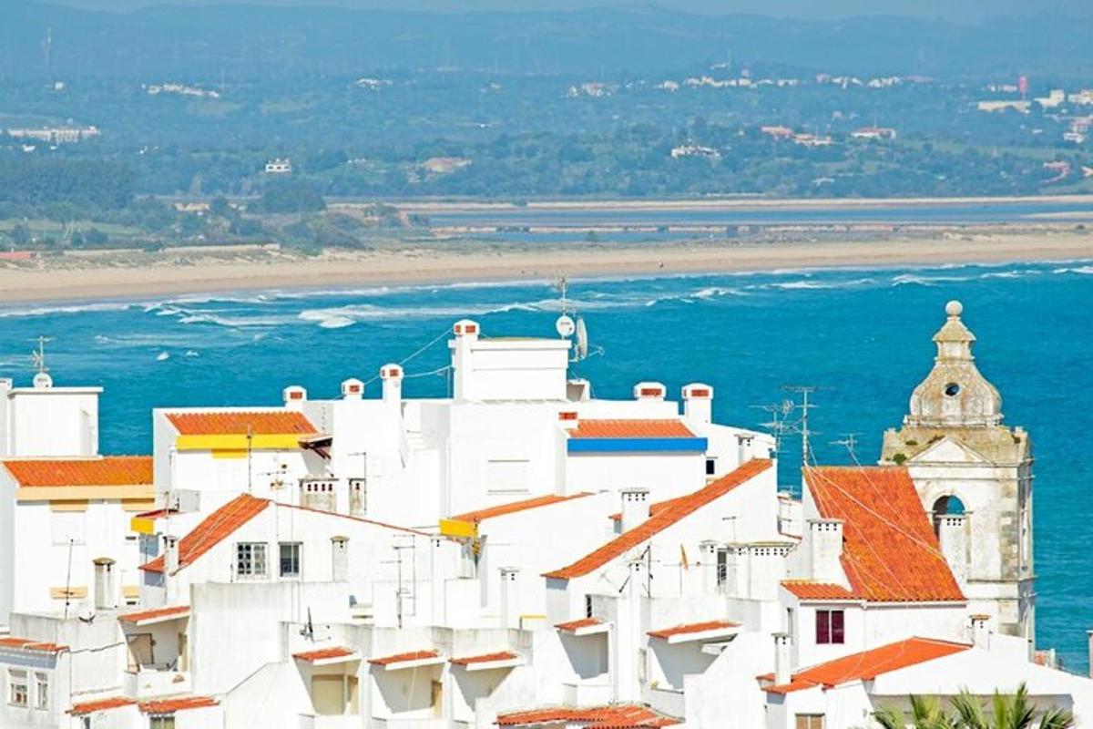 un edificio bianco con tetti rossi vicino all'oceano