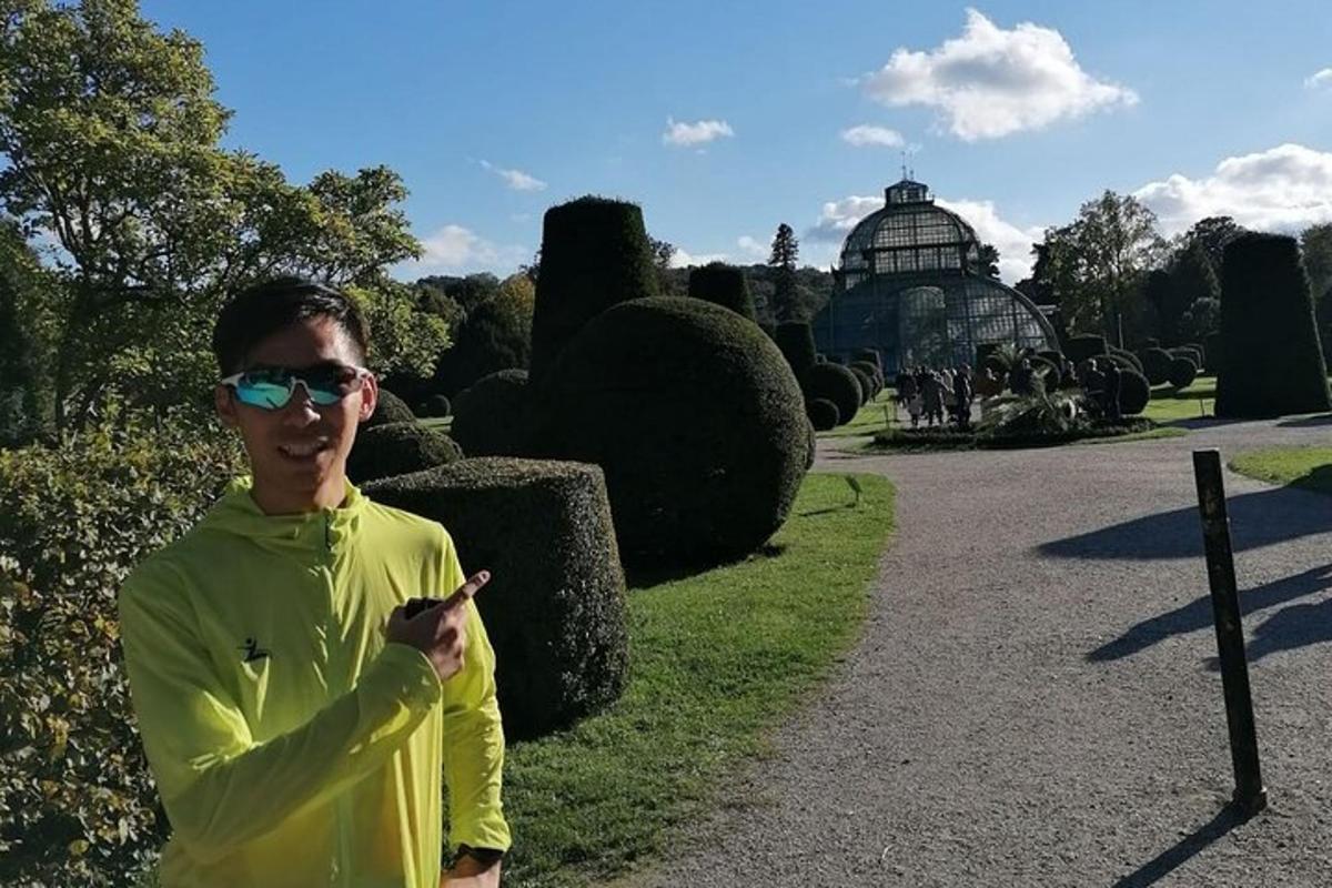 muž ve žlutém tričku ukazuje na zahradu