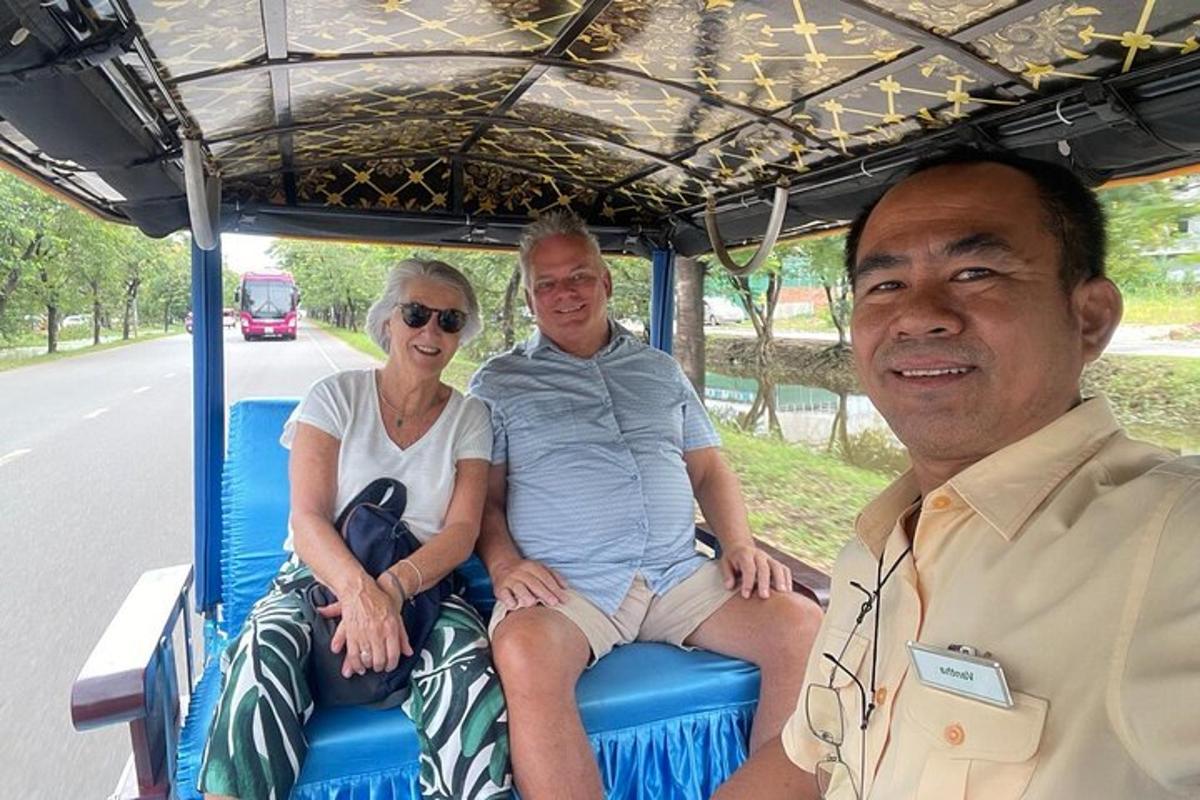 tiga orang duduk di belakang bas