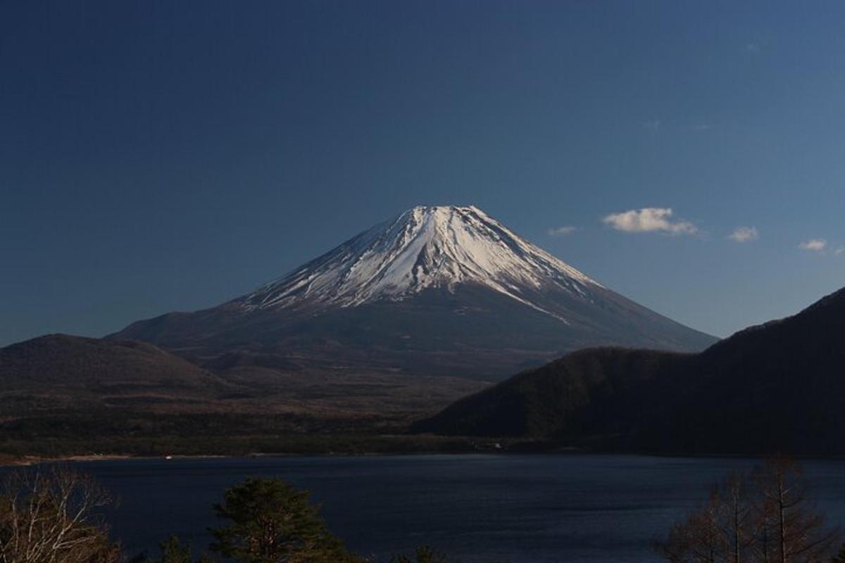 一座雪山，山前有一座湖