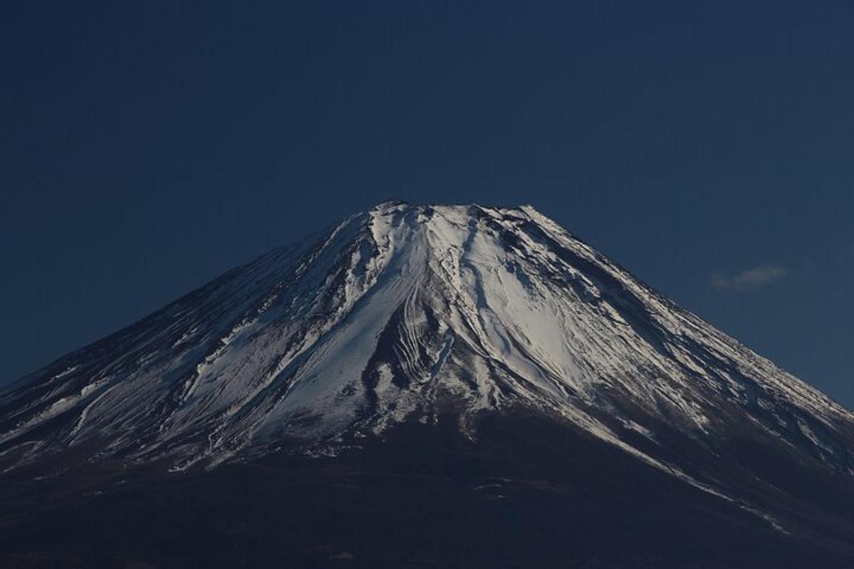 uma montanha coberta de neve com um céu azul