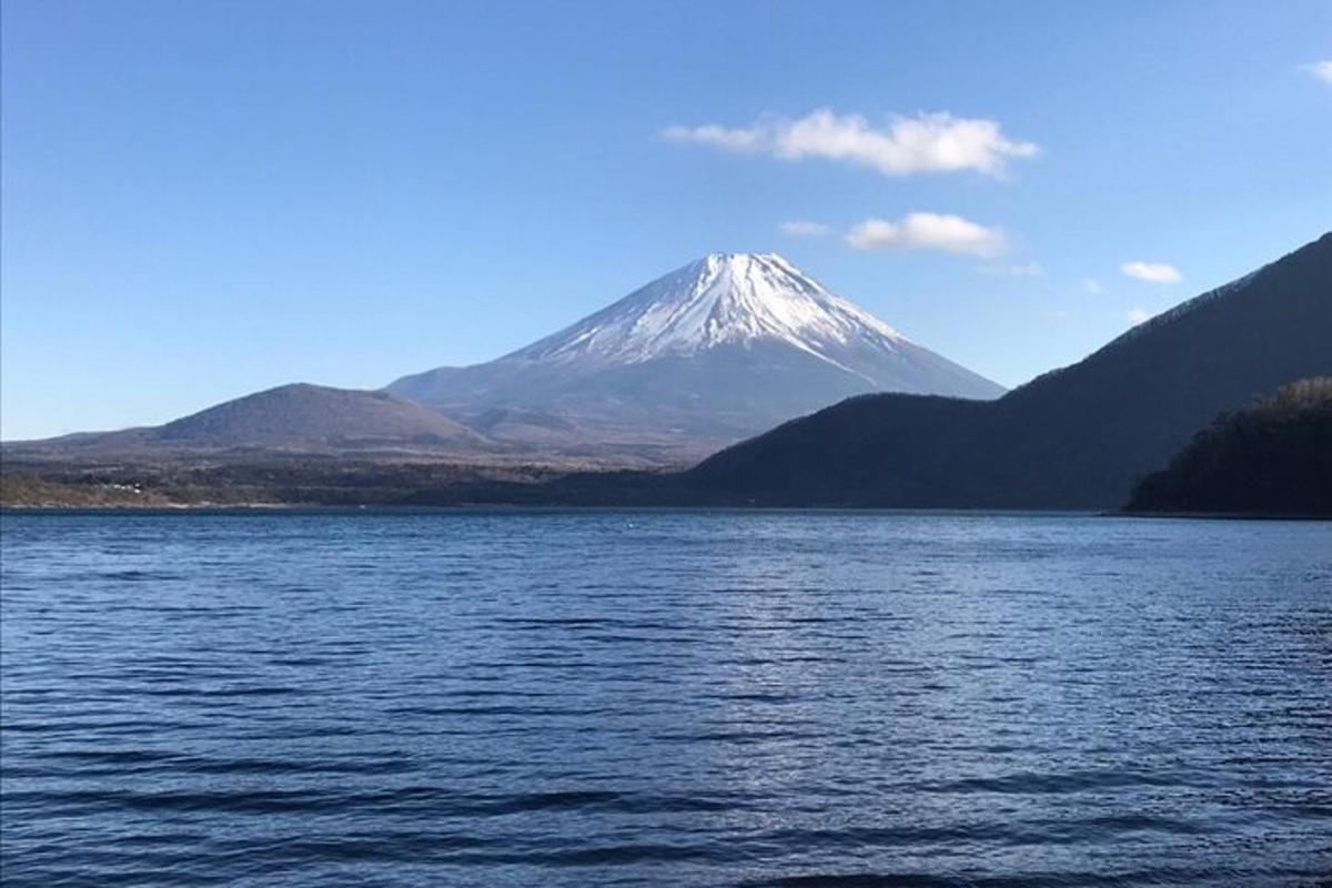 水域中央的一座雪山