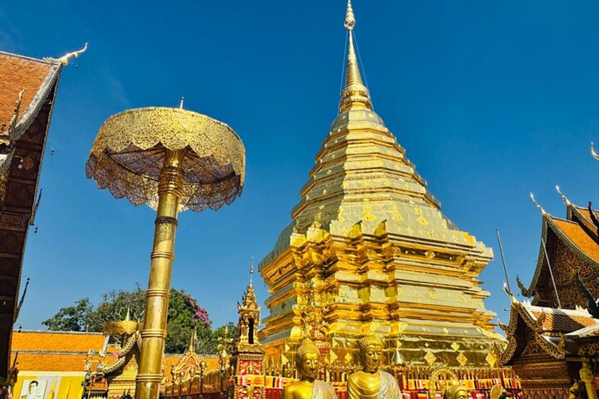 một ngôi chùa có đèn đường ở phía trước một tòa nhà