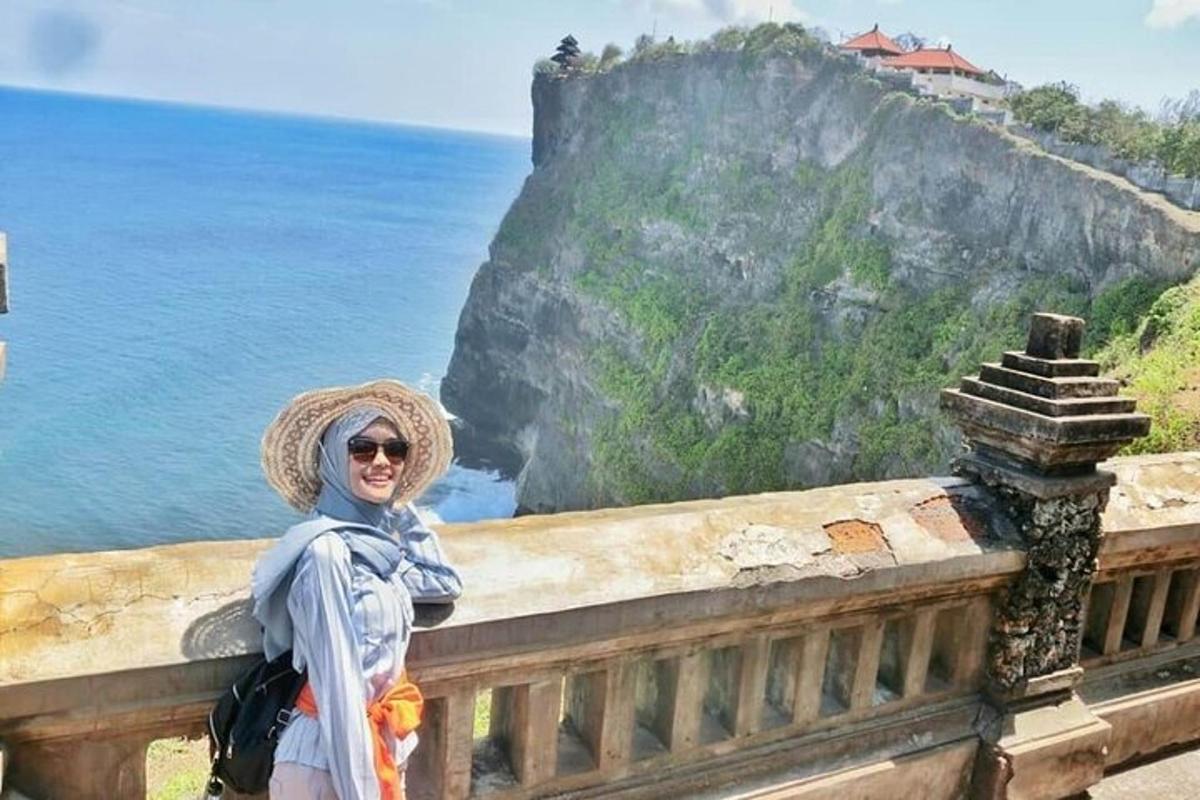 žena sedící na římse s výhledem na oceán