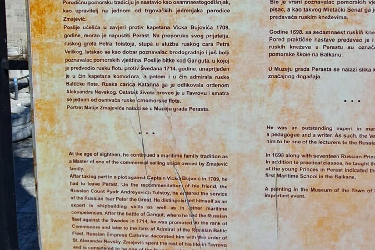μια σελίδα χαρτιού με γράμματα πάνω της