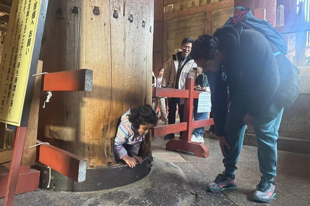 Maður horfir á lítið barn í vél
