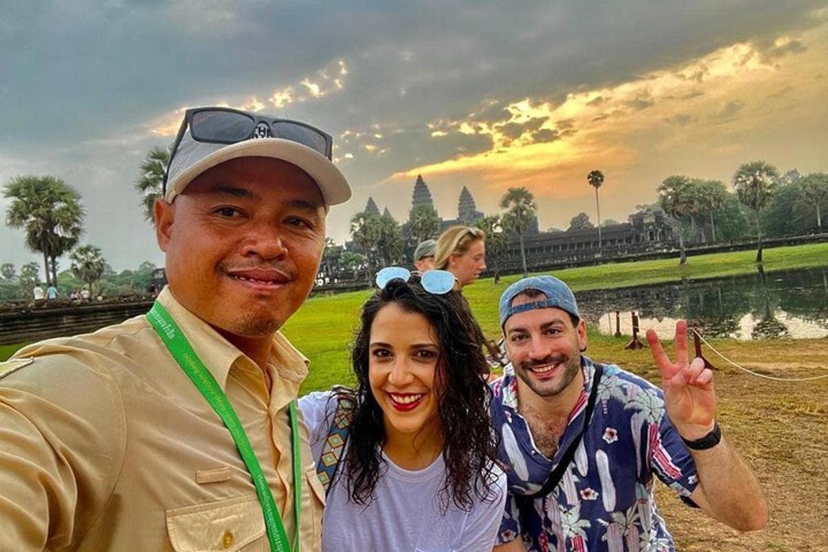 Un grupo de personas posando para una foto en un parque.