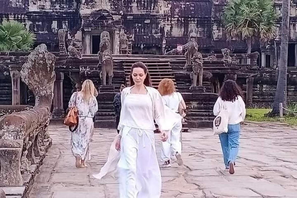 Un grupo de mujeres caminando frente a un edificio.