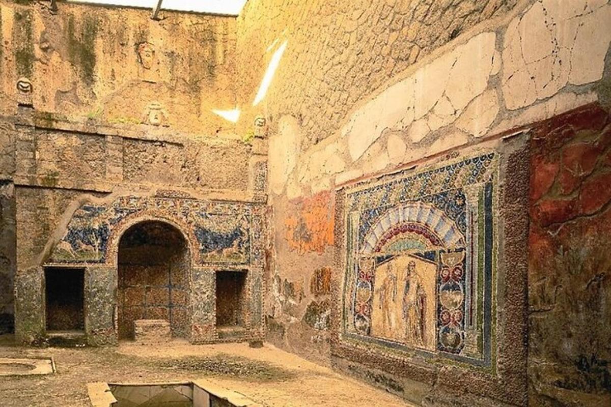 una stanza con una porta con un dipinto sul muro