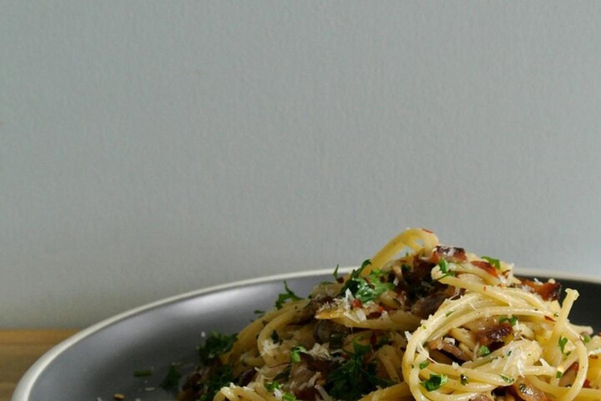 Un plato de comida con pasta en una mesa.