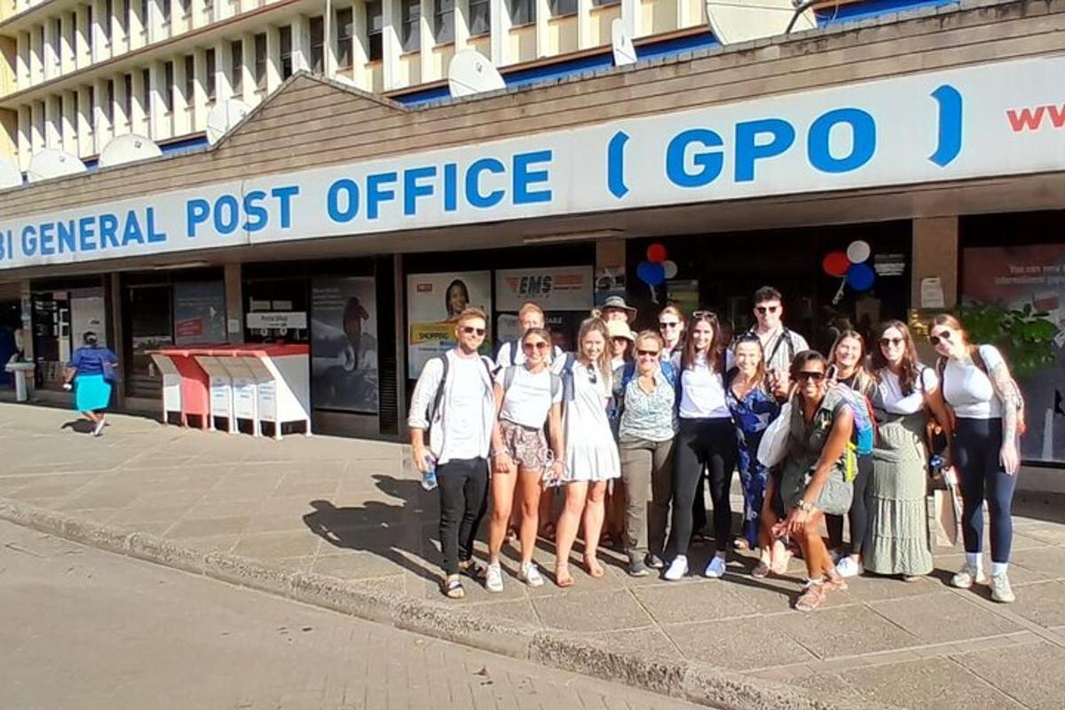 grupa ludzi stojąca przed pocztą