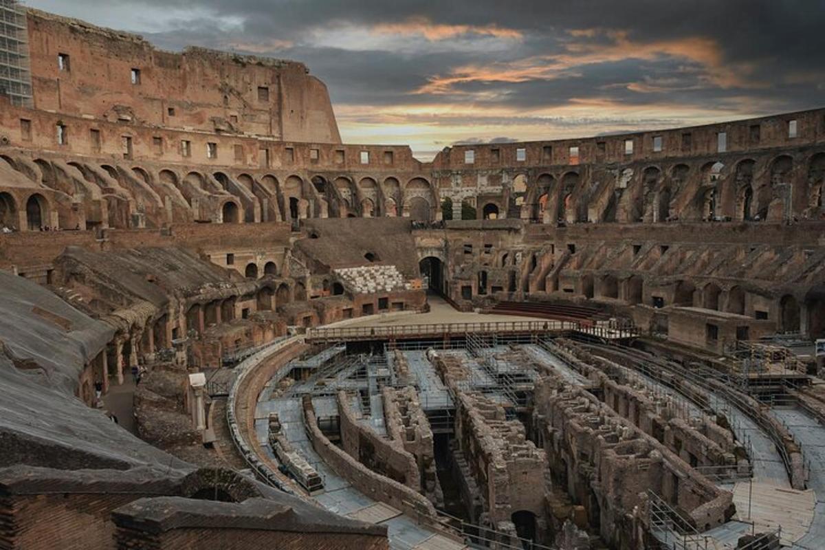 un grande anfiteatro in un grande edificio con un cielo