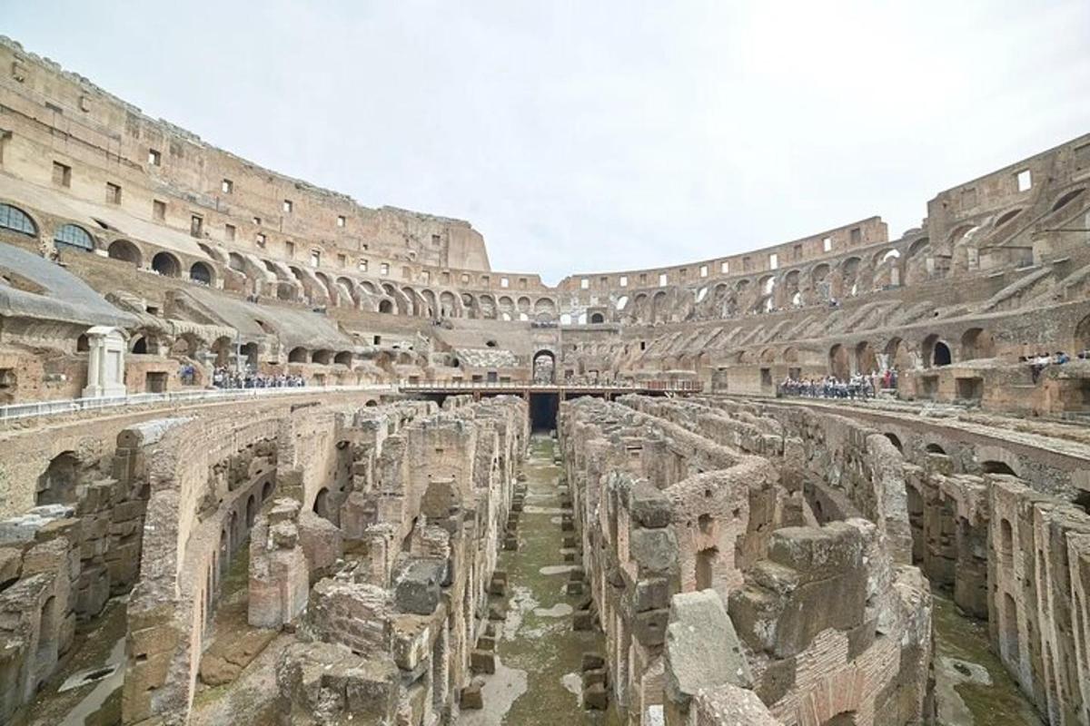 eine Innenansicht des Amphitheaters im Kolosseum