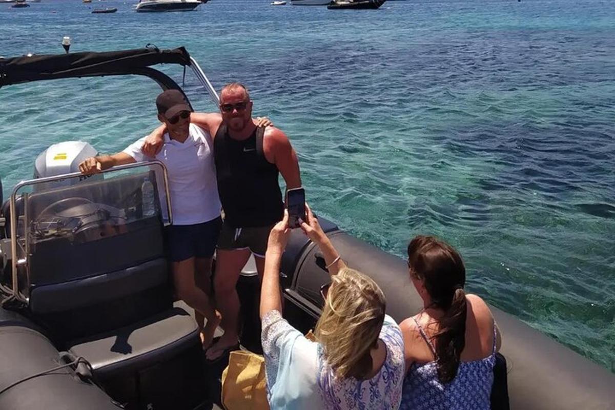 eine Gruppe von Menschen auf einem Boot im Wasser