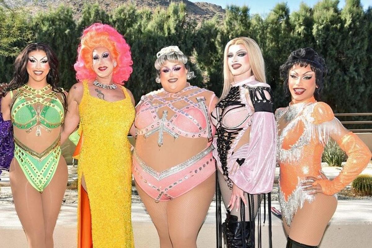 un grup de dones disfressades posant per a una foto