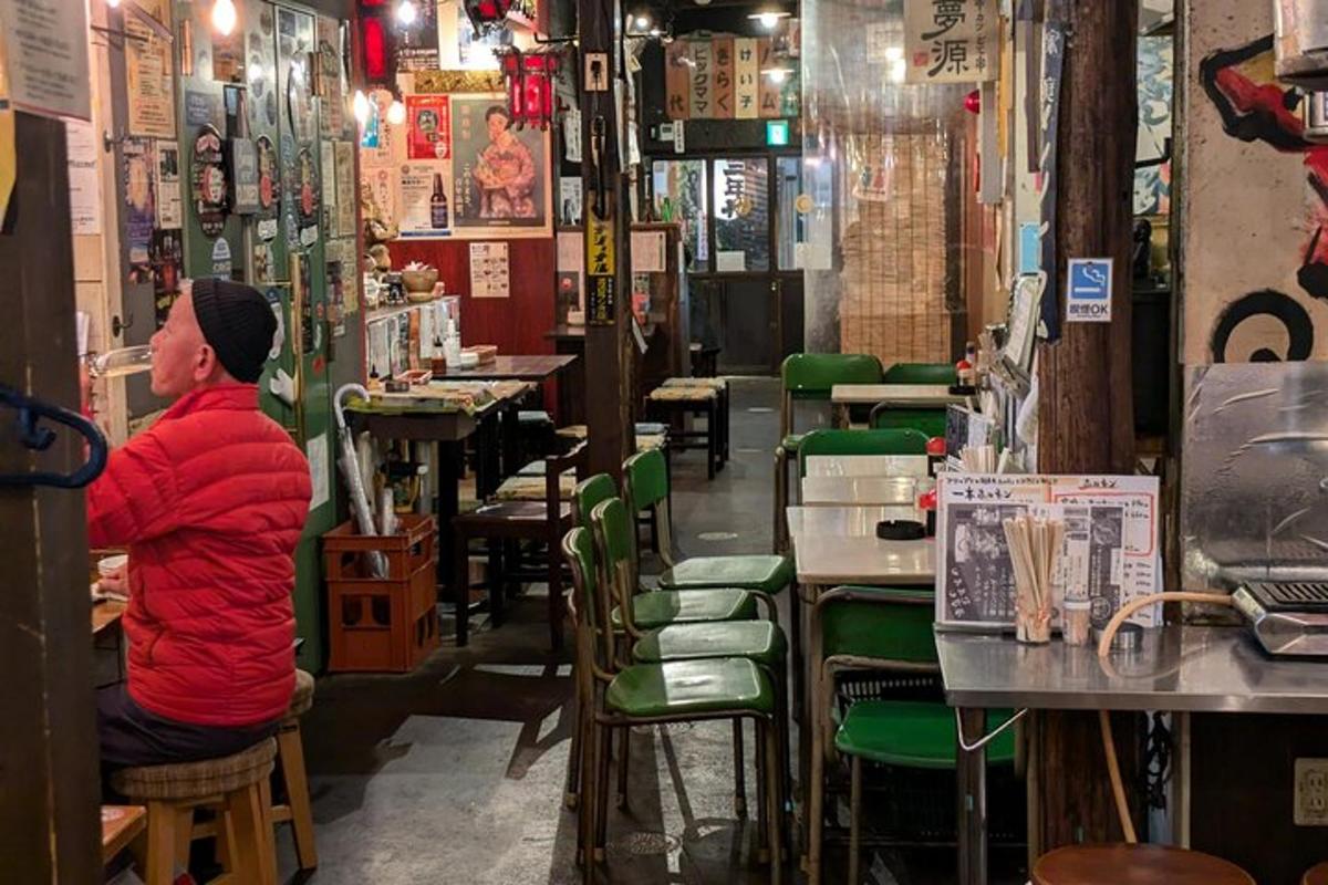een persoon die aan een tafel in een restaurant zit