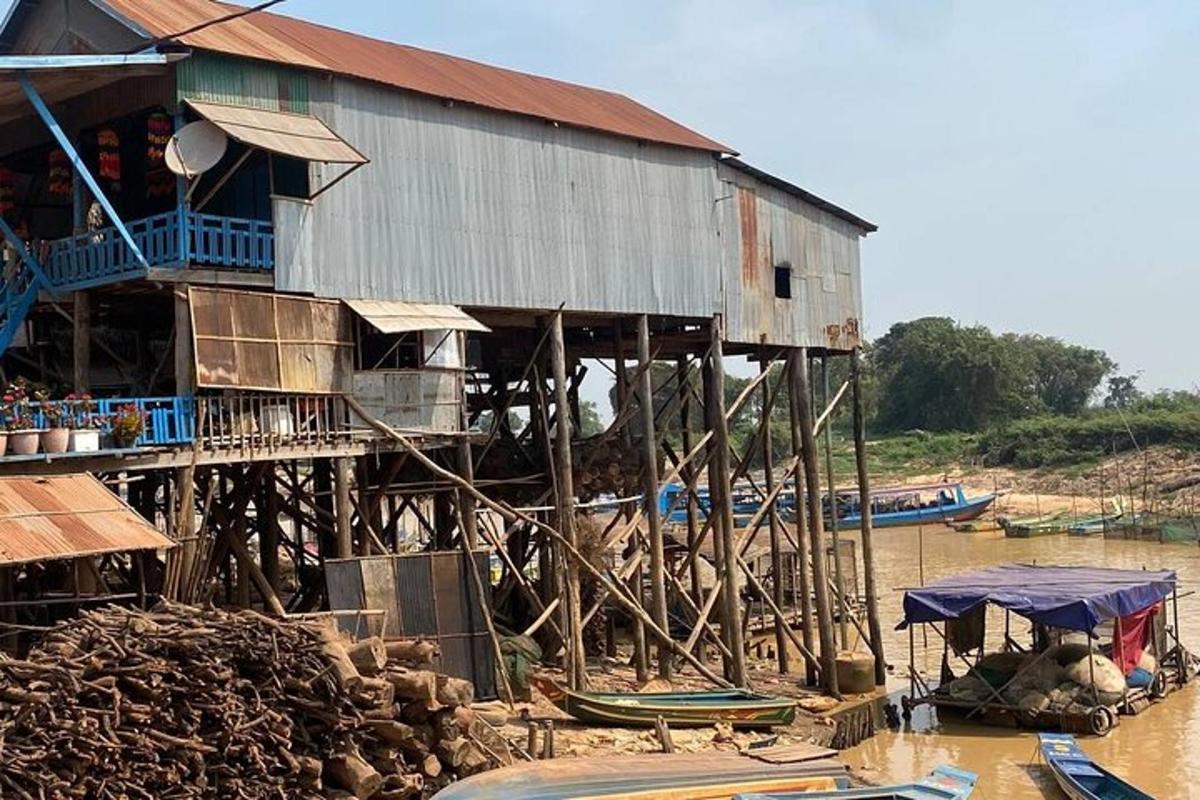 un edifici a la vora d'un riu amb vaixells