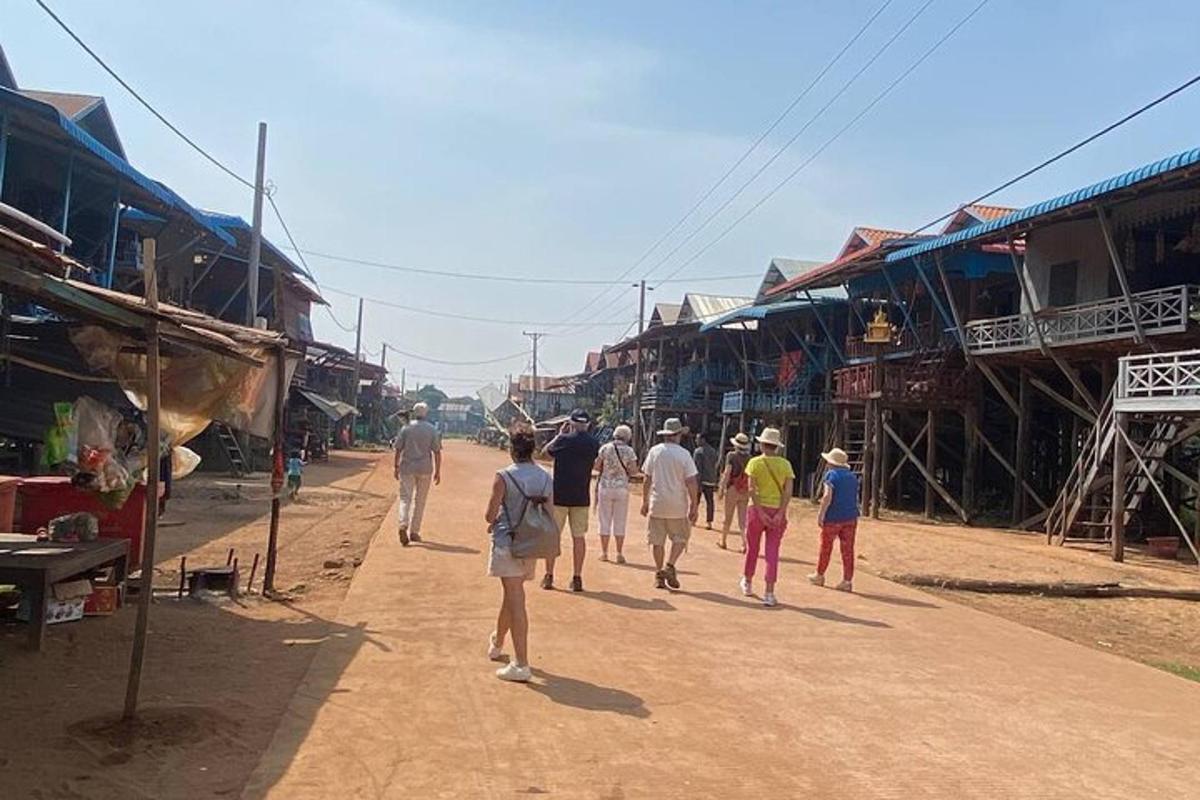 un grup de persones caminant per un camí de terra