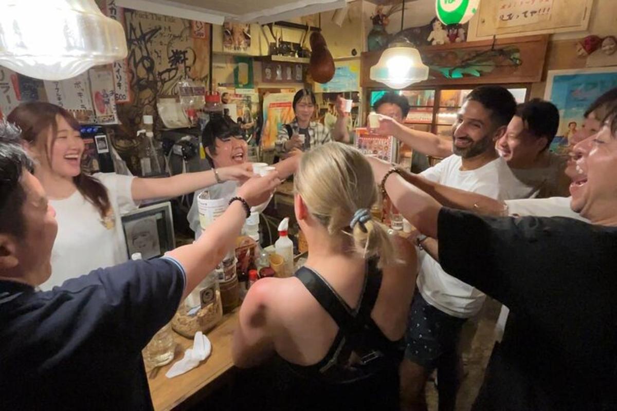 un grup de persones dretes al voltant d'una barberia