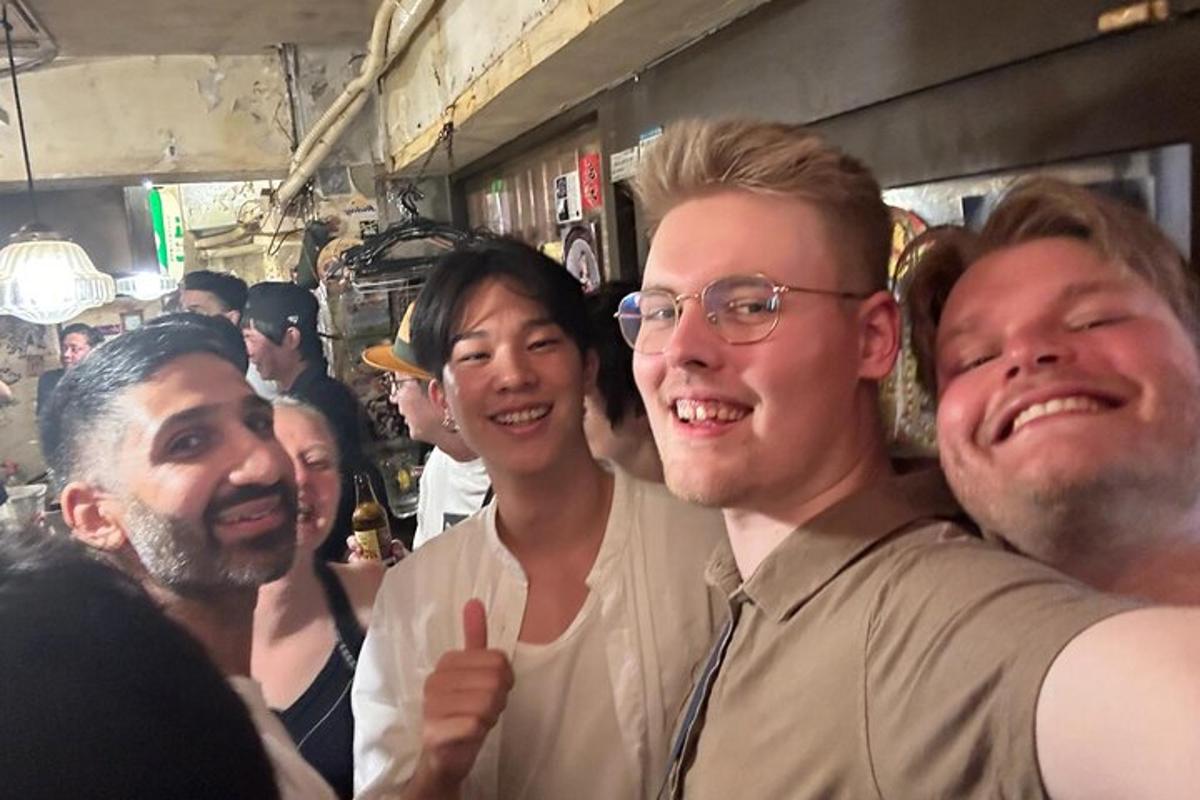 un grup d'homes posant per a una foto
