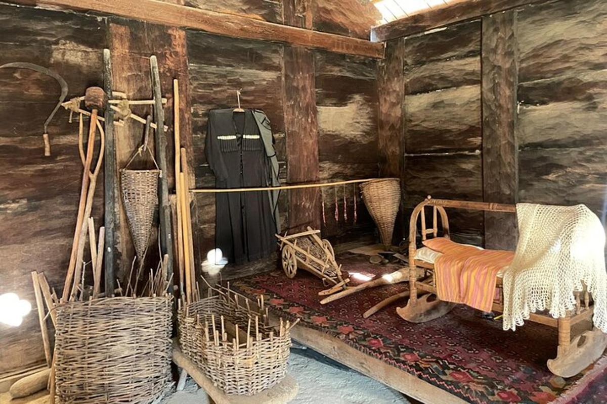 huone, jossa on puinen mökki, jossa on sänky ja koreja