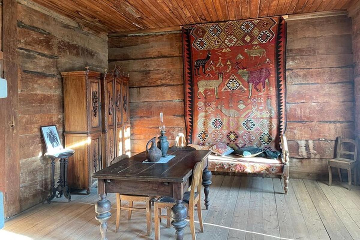 herbergi með trévegg með borði og bekk