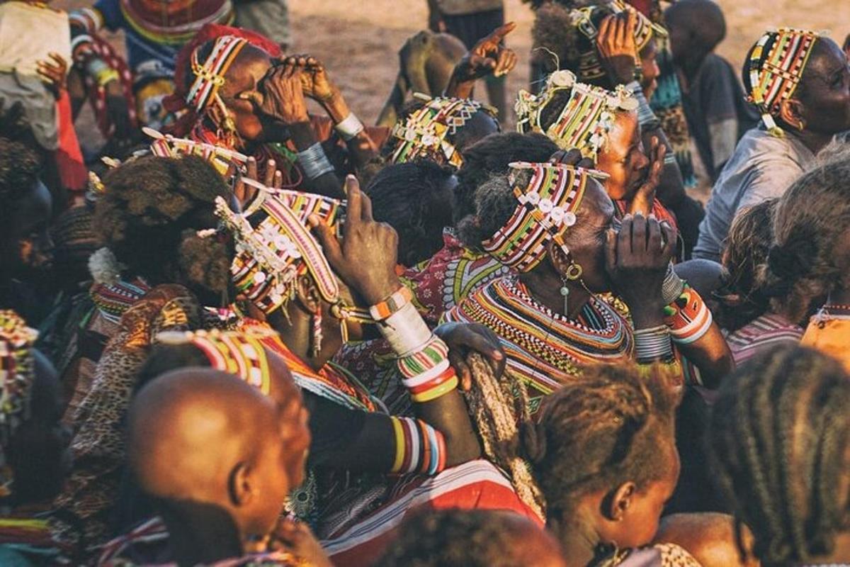 un gruppo di persone sedute in mezzo alla folla