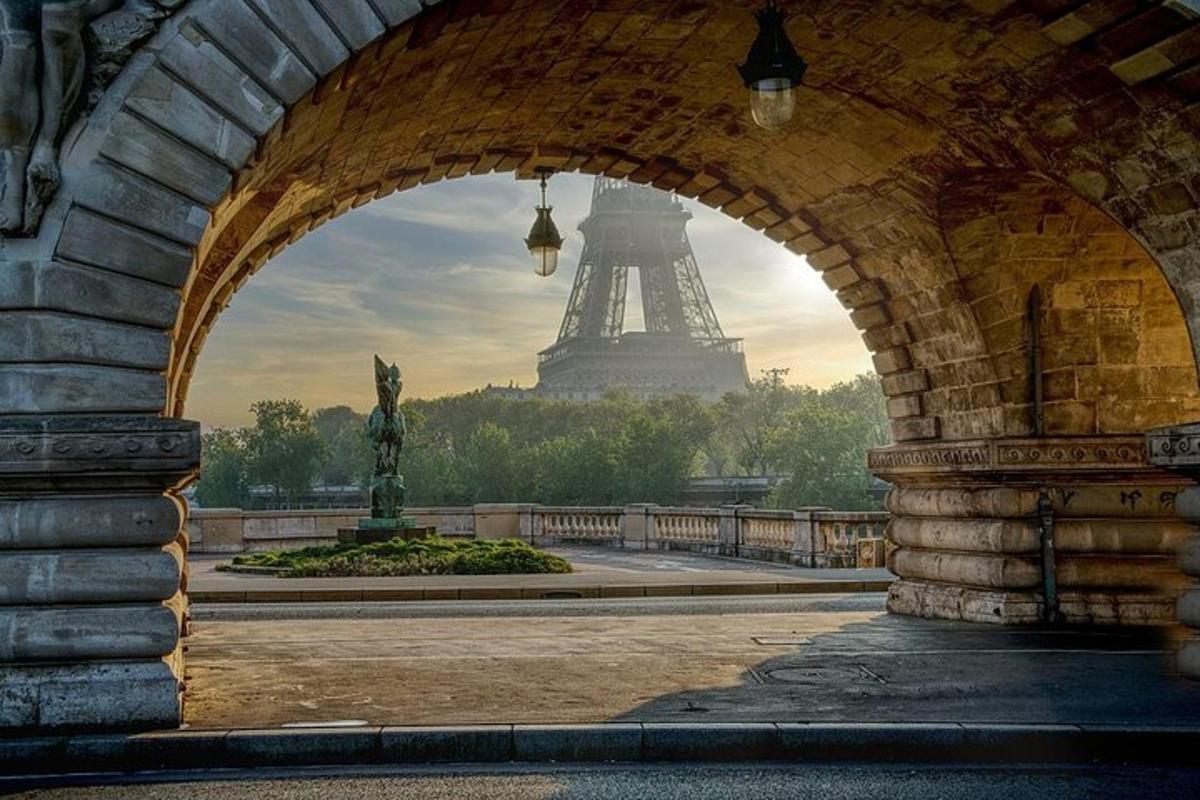 Un arco con vista a la Torre Eiffel