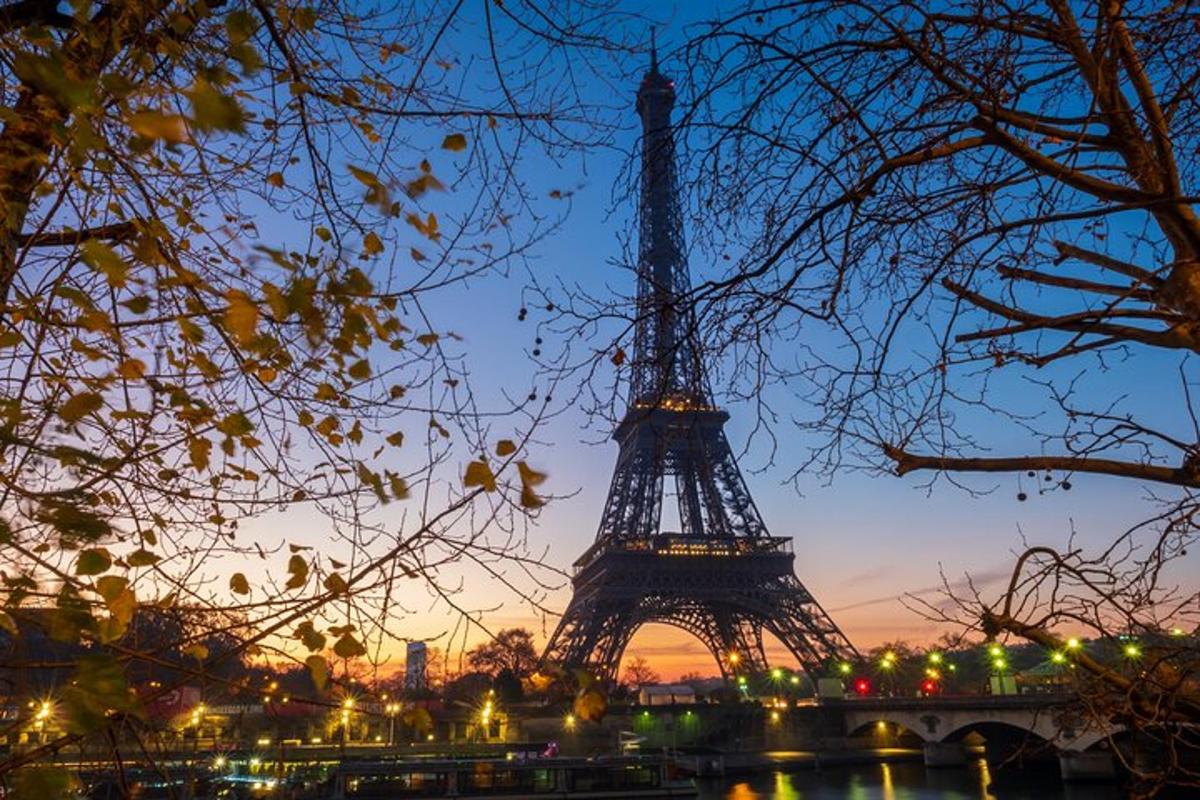 uma vista da torre eiffel ao anoitecer