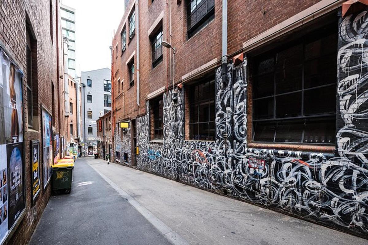 un vicolo con graffiti sul lato di un edificio