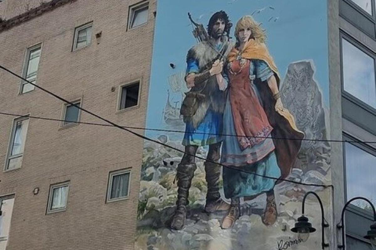 egy férfit és nőt ábrázoló festmény egy épület oldalán