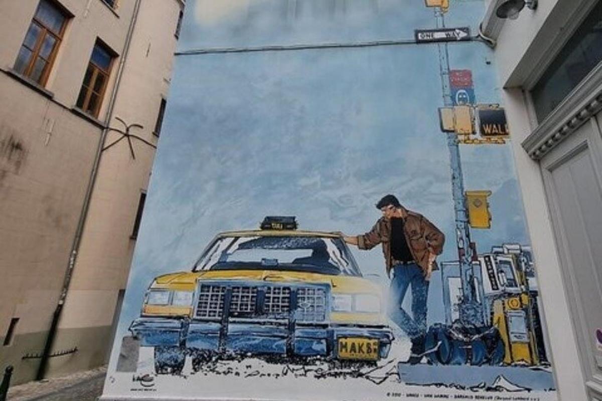egy festmény, amelyen egy férfi áll egy rendőrautó mellett