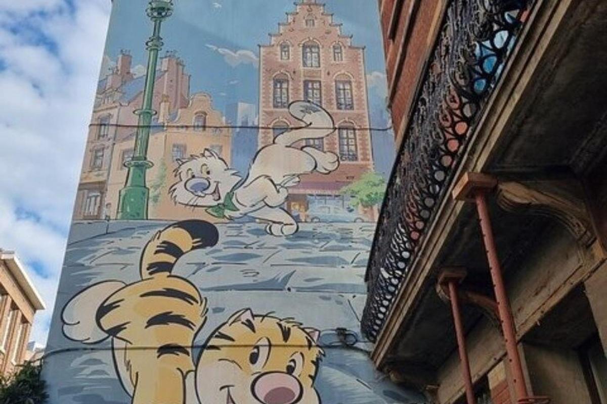 mural harimau kartun di tepi bangunan