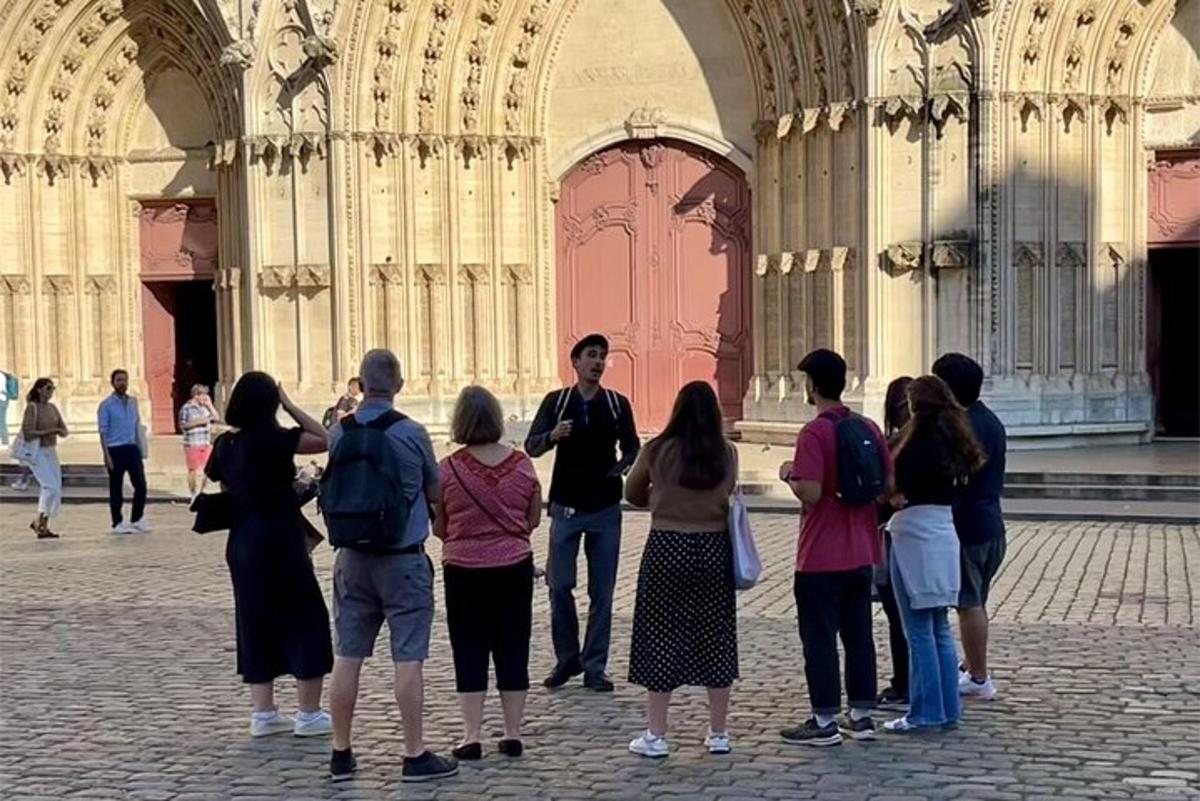 Un grupo de personas de pie frente a un edificio.