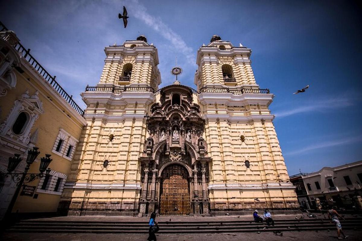 um grande edifício com uma torre do relógio na frente