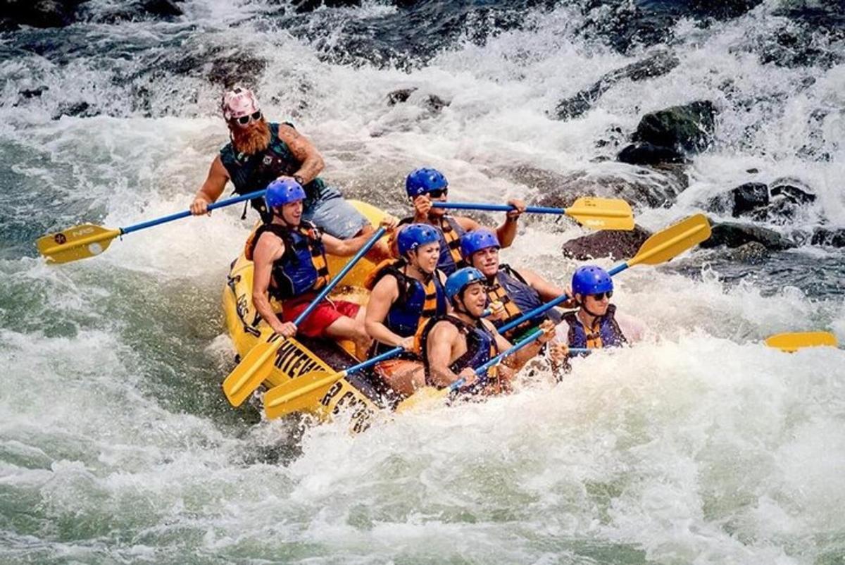 un gruppo di persone su una zattera su un fiume