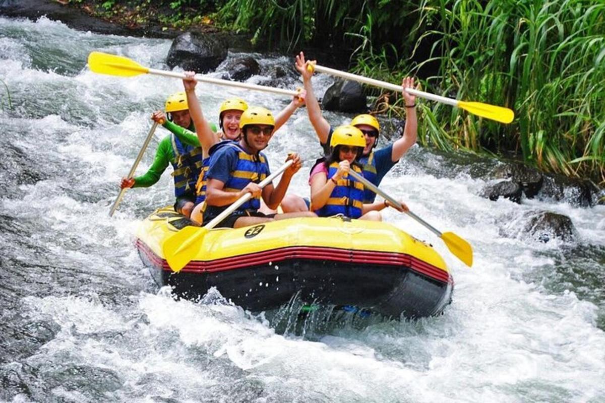 un gruppo di persone su una zattera su un fiume