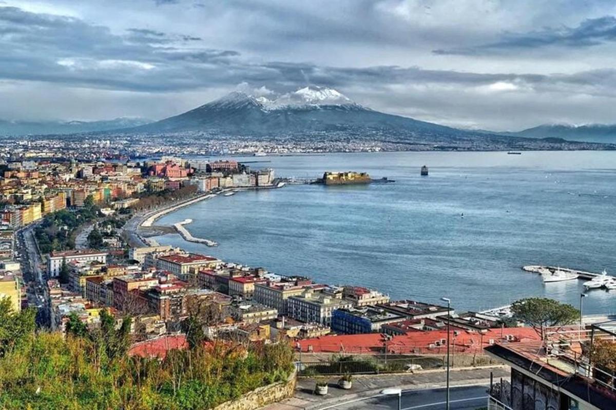 uma vista de uma cidade com uma montanha ao fundo
