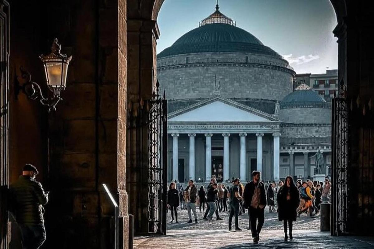 um grupo de pessoas caminhando em frente a um prédio